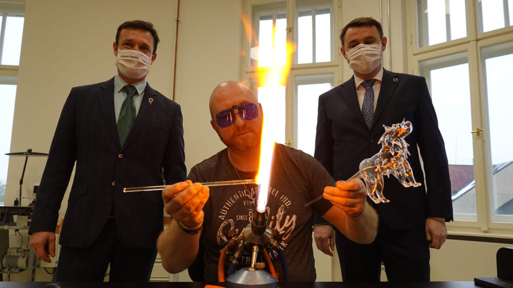 Jiří Dvořák, nový učitel odborného výcviku, dávný absolvent této školy s 25 lety praxe, na klasický kahan nedá dopustit. Za ním pózuje ředitel  školy Martin Kubáč a hejtman Martin Půta.