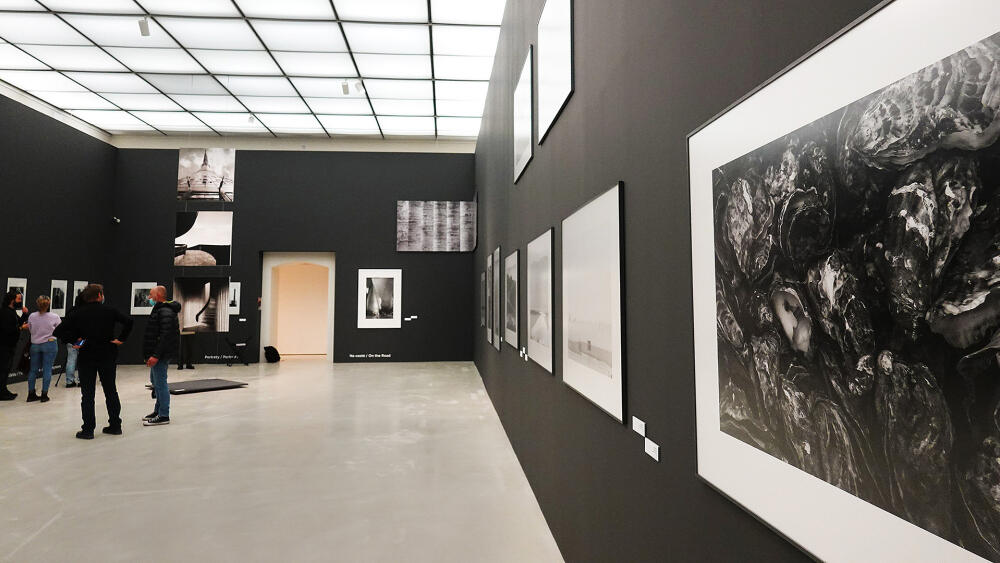 Celkový pohled do hlavní části expozice v Podbazénovém sálu.