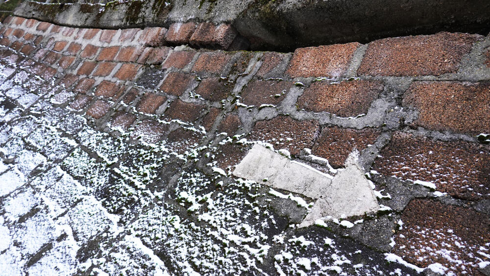 Na nepoškozeném obložení jsou vidět stopy renovací v různých letech.
