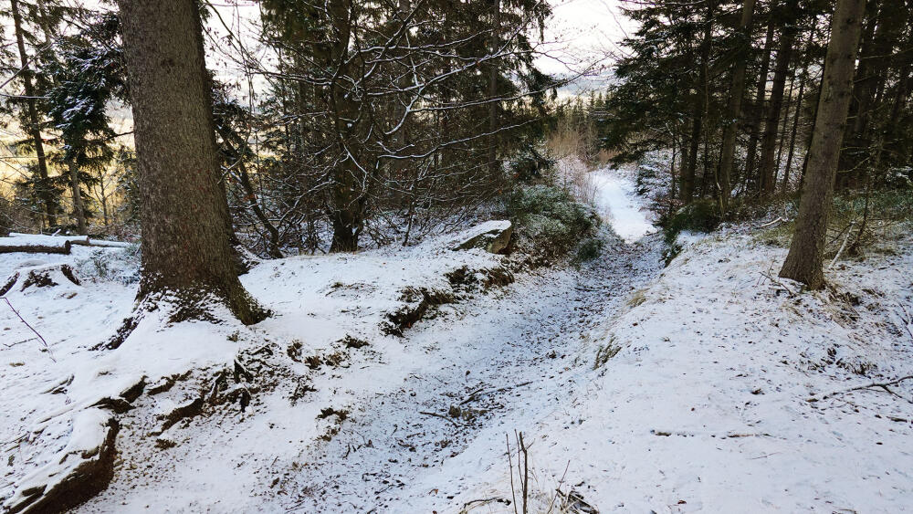 Tvar koryta cesty ze Špičky do Tanvaldu svádí k domněnce, že se tudy proháněly boby. Plánek hovoří jinak.
