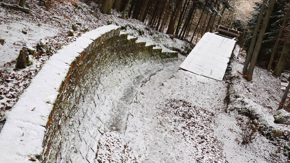 Aby toho adrenalinu nebylo málo, je trať obohacená o několik skoků. 