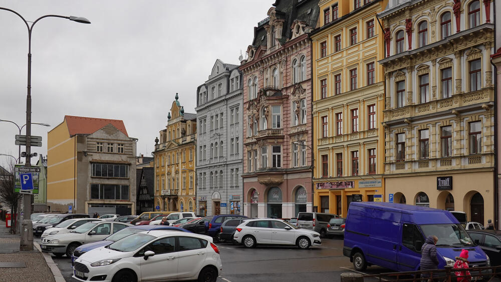Na Sokolovském náměstí je popsáno hned několik budov. Škoda, že podobně autoři nepopsali alespoň pár honosných vil na Masarykově třídě.