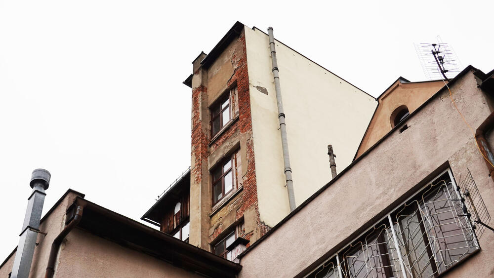 Fotka nejužšího domu v Liberci, pořízená po dlouhém hledání přímo z doporučené trasy.