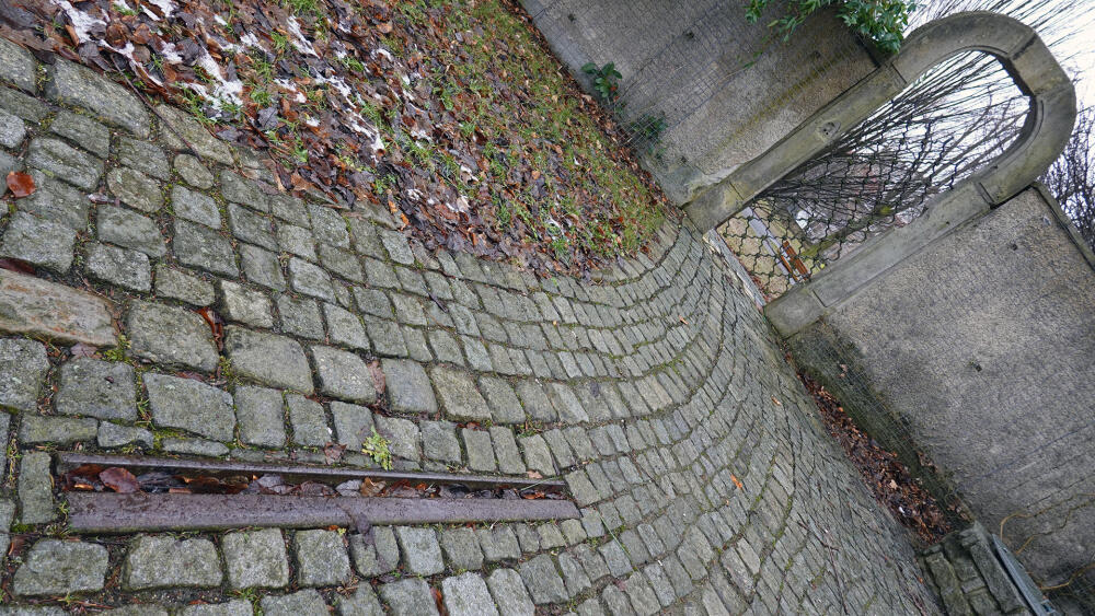 Zahrada vzpomínek. Do Řeky vzpomínek byla naplavena i kolejnice ze zrušené části tramvajové trati. 