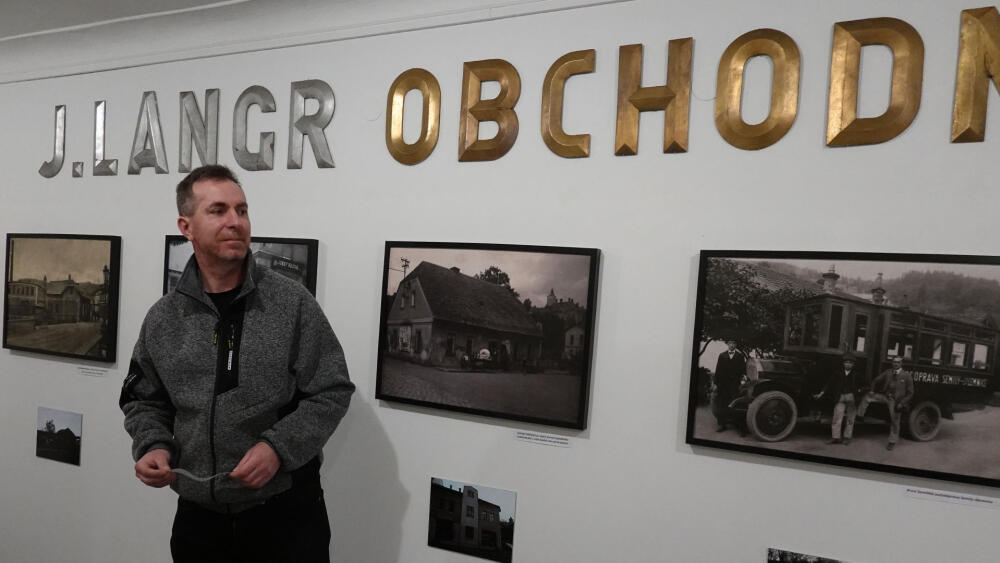Stylové dobové nápisy a fotografie ze sbírky Davida Chluma (osobně přítomen nejen na vernisáži, ale i na fotografii).