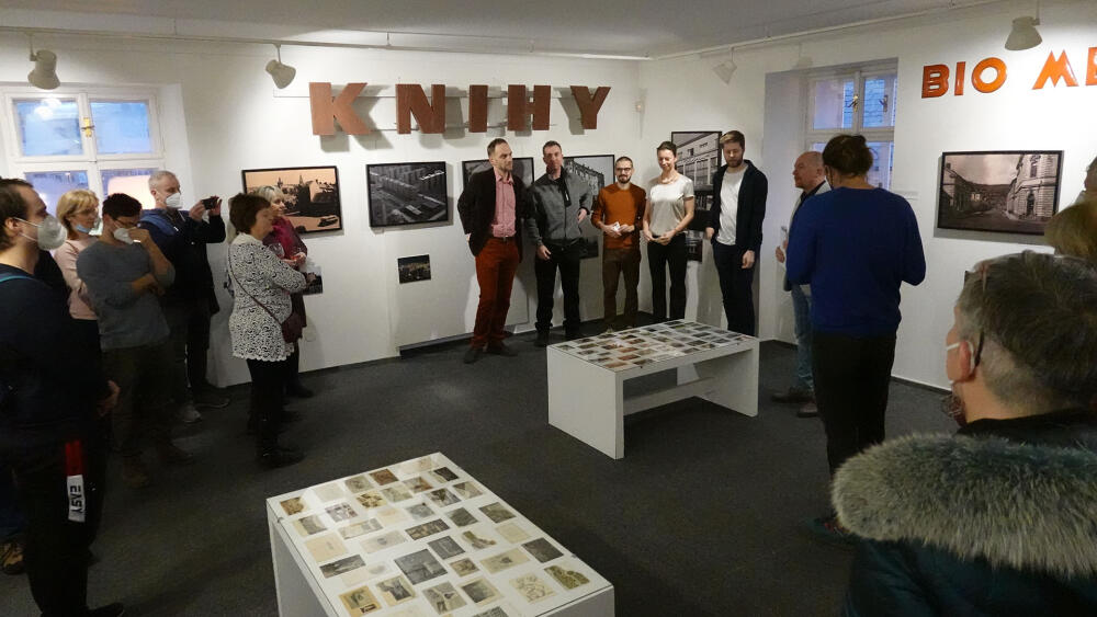 Vernisáž byla velmi slušně navštívená, je vidět, že Semiláci mají o své město zájem. Na levé straně hovořících stojí historik Chvátal.