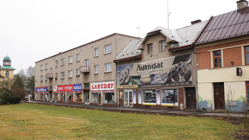 Mezi jinými prohřešky v této frontě domů vyniká gigantický a navíc omšelý billboard. Taková reklama je spíš kontraproduktivní.
