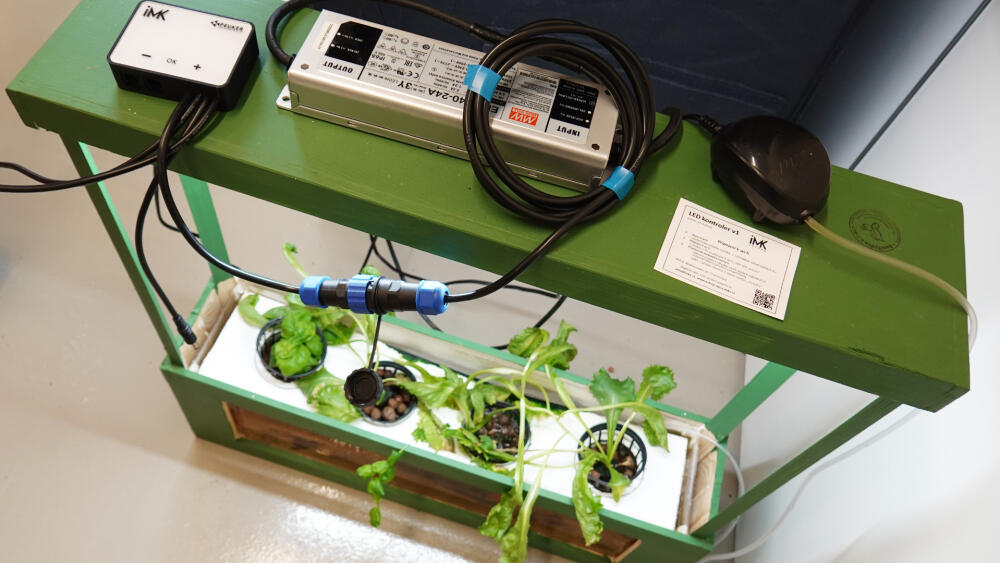 Při vývoji prototypu domácí hydroponické farmičky se BeeHydro spojilo s vývojáři firmy iMK System, specialisty na akvarijní systémy. Automatizace provozu akvária totiž řeší velmi podobné problémy.