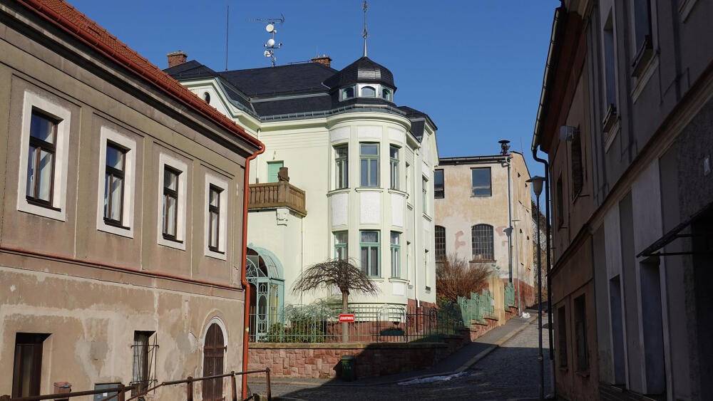 Opravená Bártova vila září jako maják mezi domy, které by si zasloužily novou fasádu.