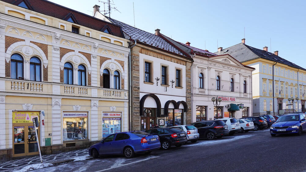 Vzhled města se se socialistickou šedí nedá srovnávat.