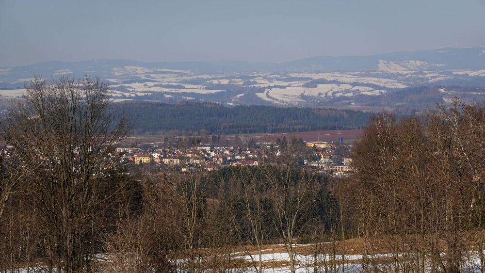 Lomnice nad Popelkou z úbočí Tábora.