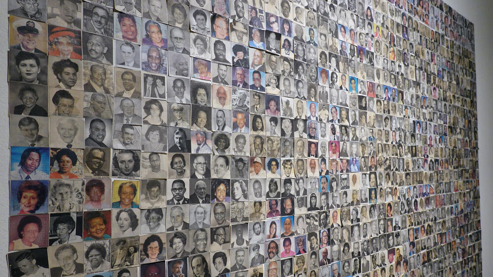 Život není přímka. Život je úsečka. Koláž vznikla během studijního pobytu v USA z novinových fotografií rubriky vzpomínající zemřelé osoby. Úsměvy fotografovaných jsou v kontrastu s faktem, že již nejsou mezi námi.