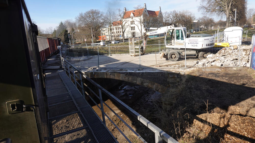 Pohled na most Prince Friedricha Augusta z vlaku. Pro silniční dopravu byl most uzavřen již před časem.