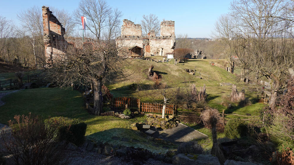 Zásadka ve směru od Sychrova. (Pozor, od středočeského Sychrova.)