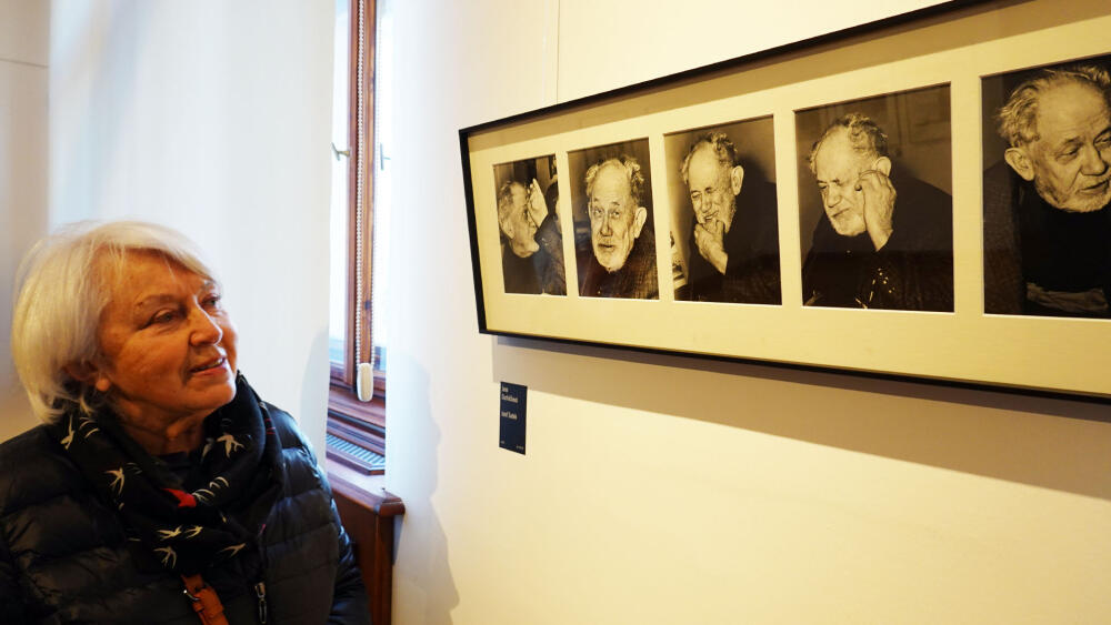 Fotografka Jana Ducháčková si prohlíží své portréty mistra Sudka.
