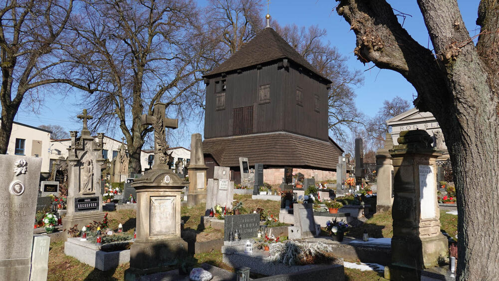 Zvonice byla postavená roku 1652, ale nejstarší dochované použité dřevo je o pár desítek let mladší.