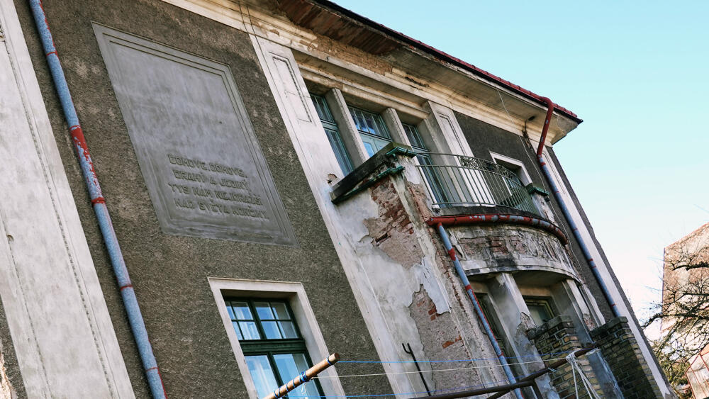"Domove, domove, drahý a jediný, tys nám nejdražší nad světa končiny". Jeden z citátů Svatopluka Čecha.