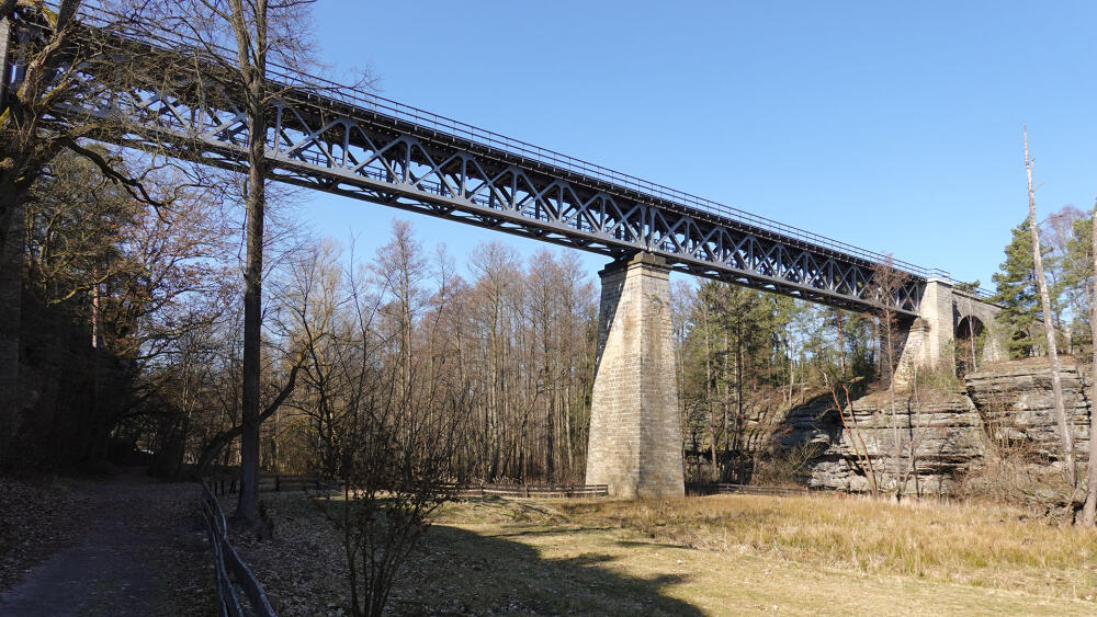 Viadukt nedaleko Karby.