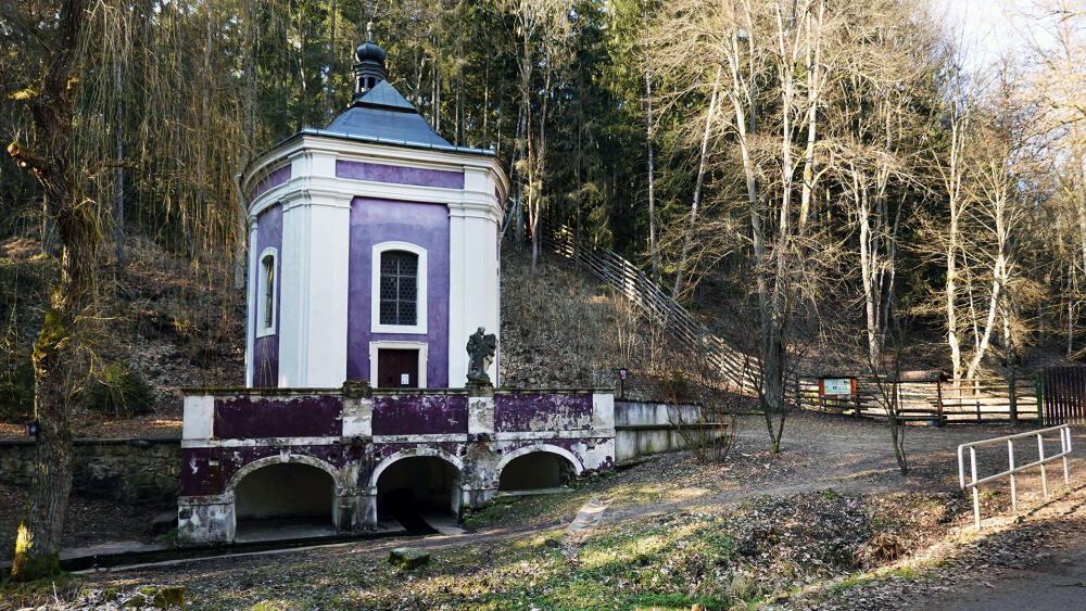 Kaple sv. Stapina, pohled ve směru od silnice.
