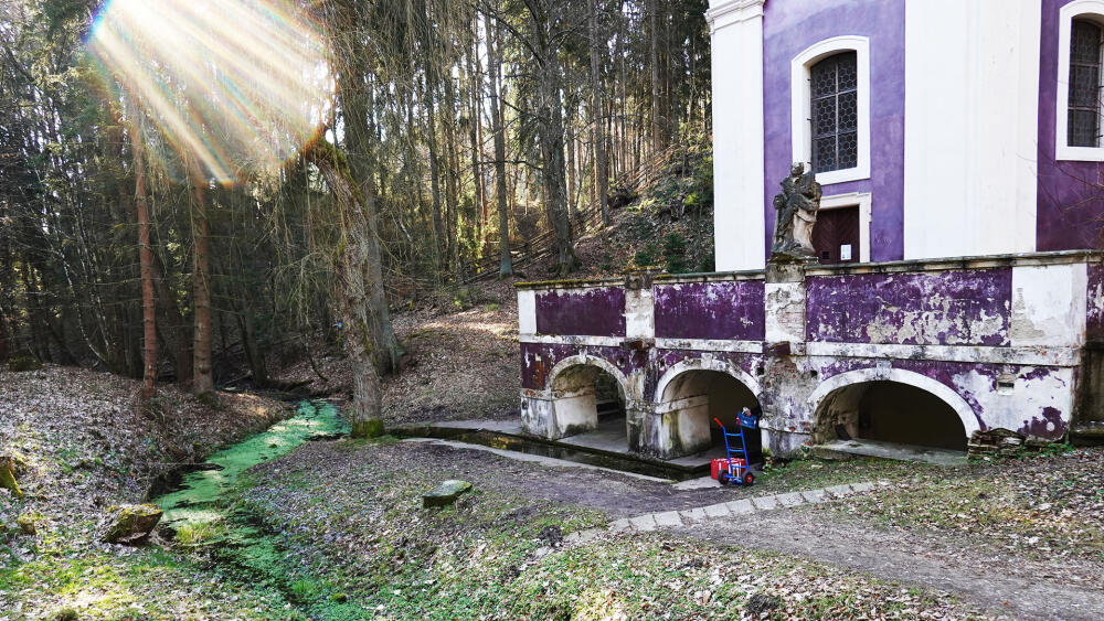 Pramen ve směru toku Rokytky, kam se vlévá. Terasu zdobí socha sv. Ivana.