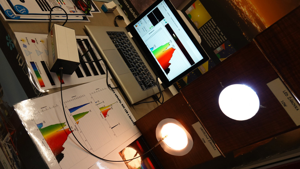 Právě je zkoumáno spektrum obyčejné žárovky. Na papíře vidíte uprostřed spektrum nekvalitní bílé LED diody a nahoře spektrum sodíkové výbojky.