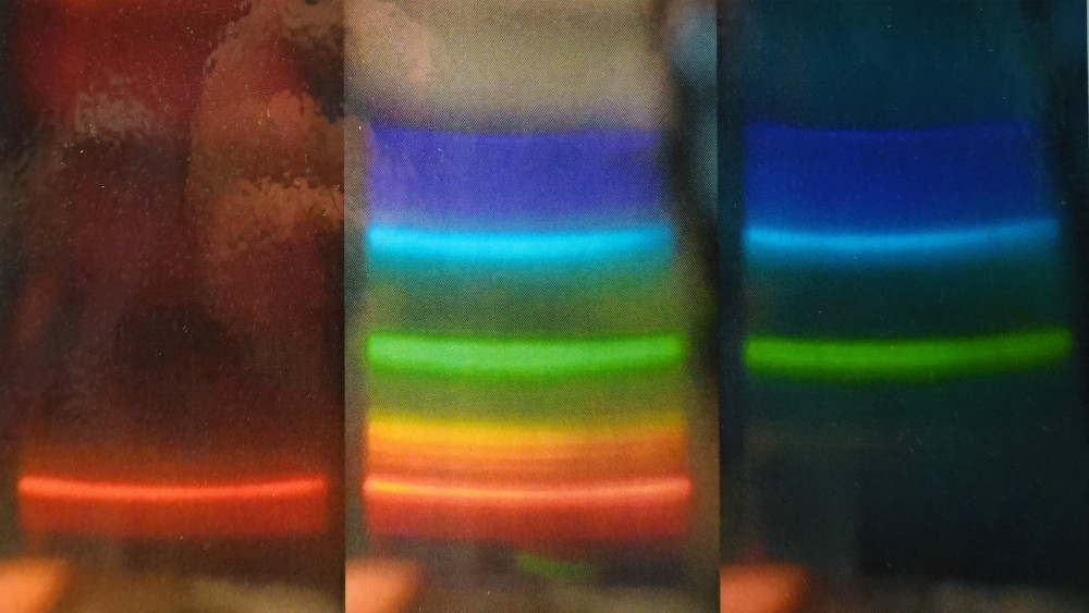 Na spektru zářivky je jasně vidět, že není spojité, skládá se z jednotlivých čar. To má negativní vliv na věrnost podání barev. Primitivními 3D brýlemi můžete odfiltrovat červenou a modrou složku.