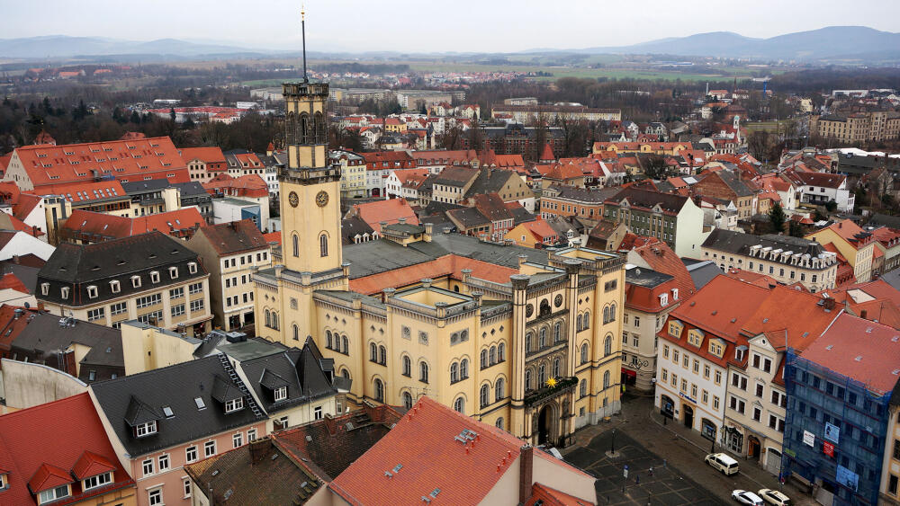 Pohled na radnici a Tržní náměstí z věže kostela sv. Jana Křtitele.