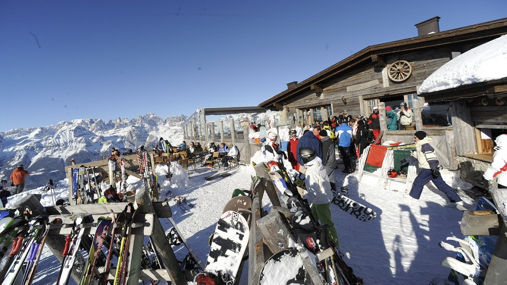 Italské hory v době, kdy tu vládla pohoda, ne infekce. www.visittrentino.info