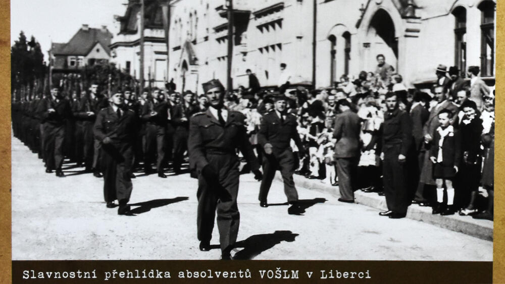 Slavnostní přehlídka libereckých absolventů. (Reprofoto z výstavy Křídla pro Izrael.)