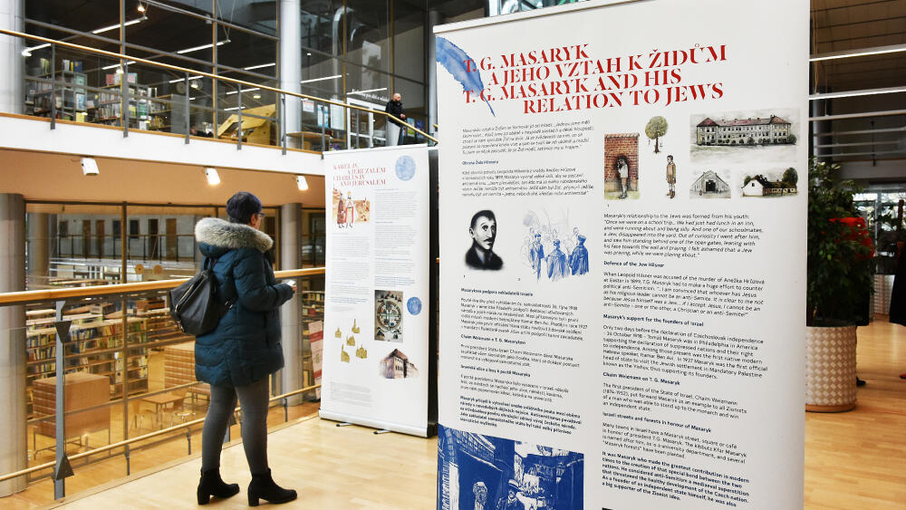 Panely jsou plné informací podaných způsobem, který rozhodně nenudí. Každý panel například dole obsahuje doporučení. Například toto: „Pokud chcete jít až k nejstarším dochovaným záznamům českého jazyka, měli byste začít uvažovat o studiu hebrejštiny.“