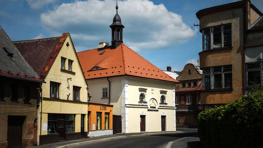 Špitálek. Naproti vykukuje bývalý obchodní dům Baťa s nezaměnitelnou architekturou. (Foto Radka Petráška laskavě poskytlo město Frýdlant)