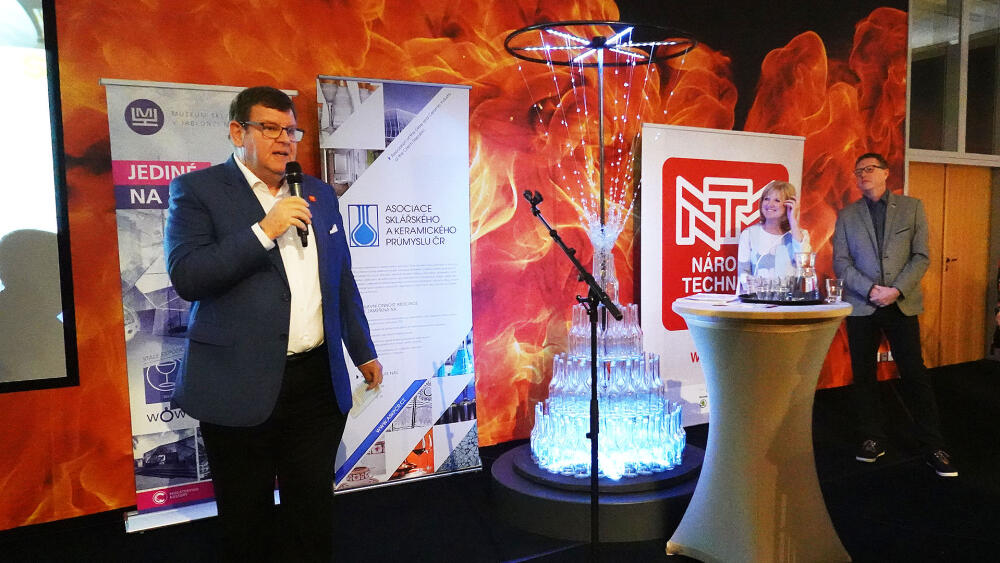 Slavnostní zahájení. Hovoří Karel Ksandr, generální ředitel Národního technického muzea, připraveni k projevům jsou Milada Valečková, ředitelka Muzea skla a bižuterie v Jablonci n. N., a Petr Nový, kurátor výstavy, Muzeum skla a bižuterie v Jablonci n. N.