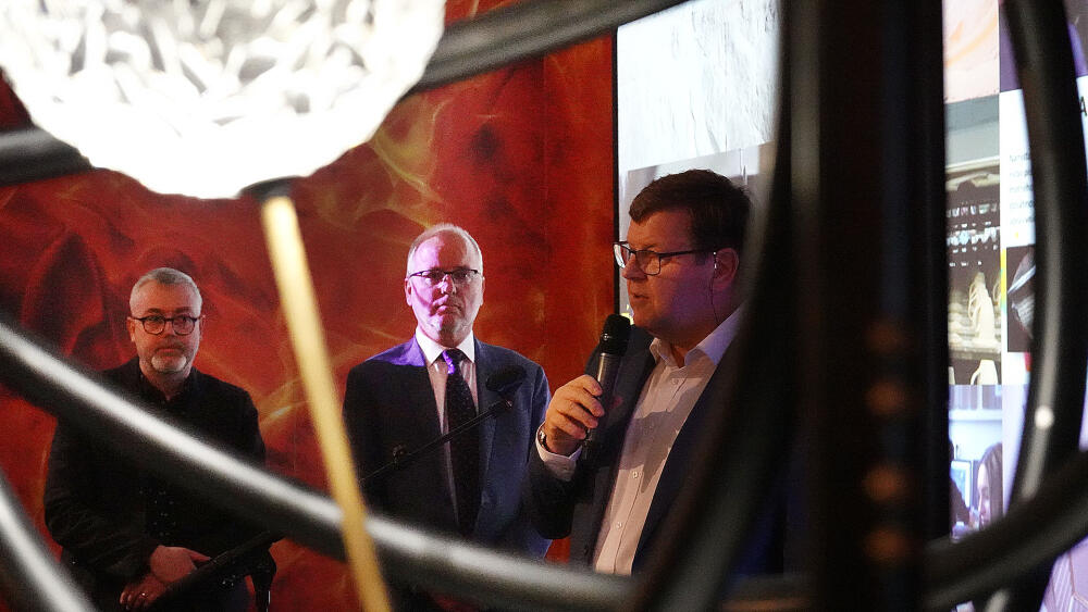 Z leva do prava: Jan Novotný, komisař výstavy za Národní technické muzeum, Petr Mazzolini, prezident Asociace sklářského a keramického průmyslu ČR, a Karel Ksandr, generální ředitel Národního technického muzea.