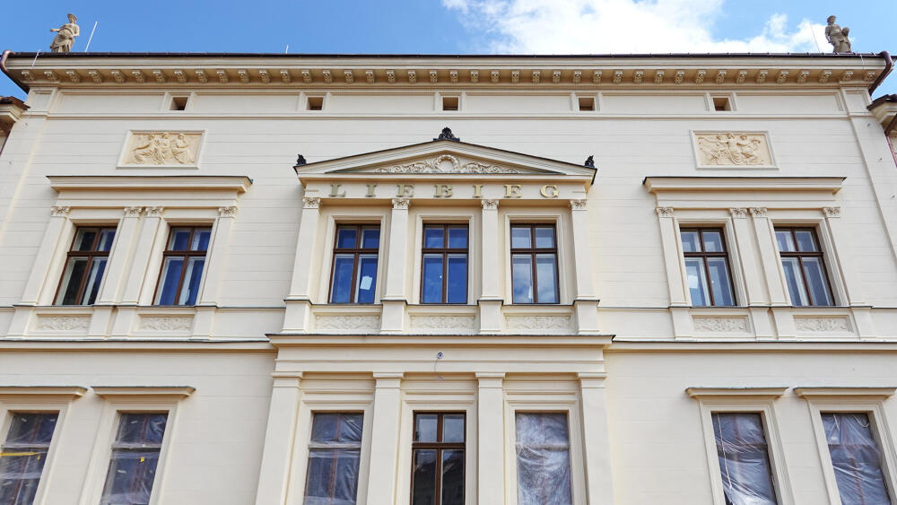 Průčelí paláce nově zdobí stručný vzkaz: "LIEBIEG".