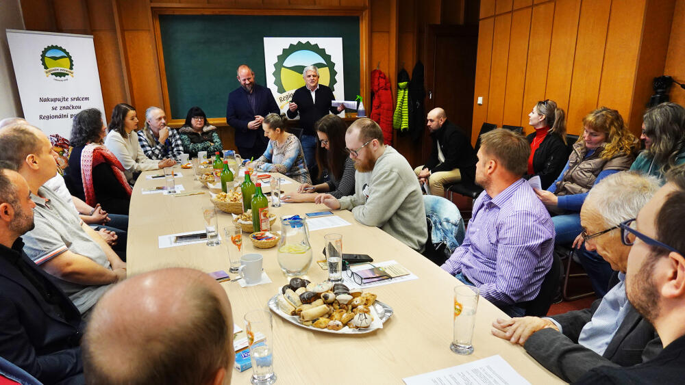 Ocenění výrobci, pořadatelé a zástupci médií u jednoho hodovního stolu.