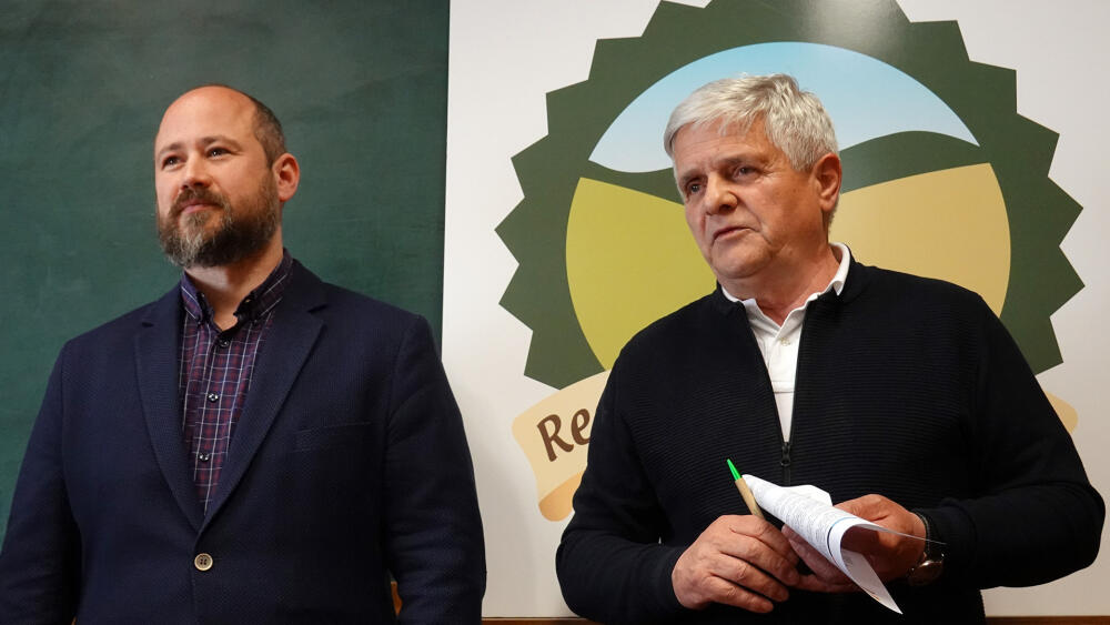Václav Židek, člen rady Libereckého kraje pověřený řízením resortu životního prostředí a zemědělství (vlevo), a Robert Erlebach, předseda Agrárního poradenského a informačního centra (APIC) Libereckého kraje.