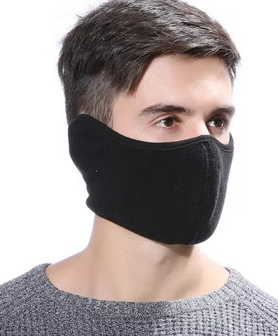 Nemáte-li běžnou roušku, zakryjte si obličej čímkoliv. Třeba maskou na lyžování.
