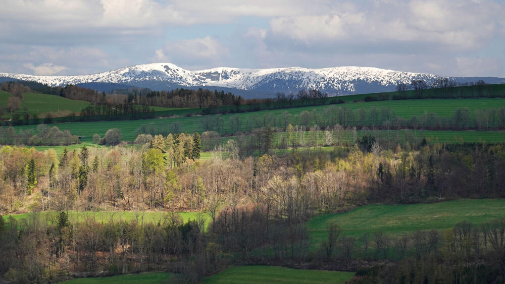 Krkonoše z vyhlídky Na Kozinci.