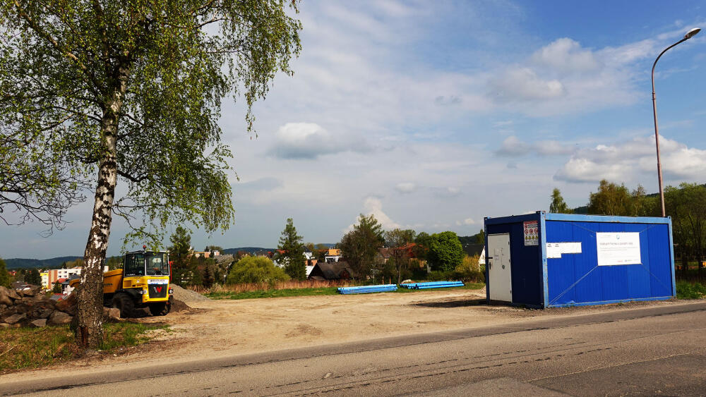 Že se zde něco děje, poznáte i přímo z ulice Horská, kde je složený materiál.