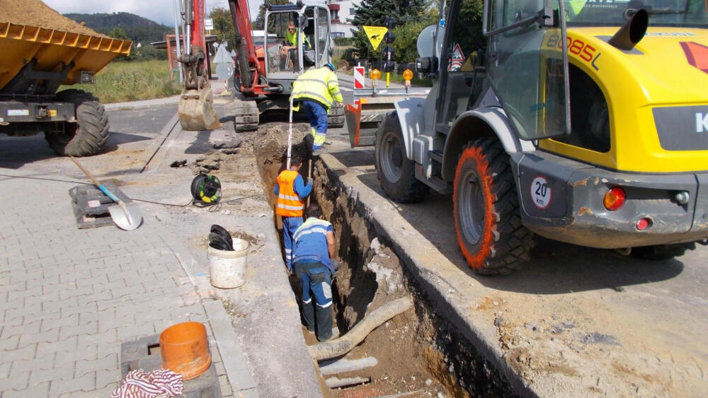 Na výkopech pro vodovodní přivaděče se intenzivně pracovalo již loni v létě a na podzim. (Foto převzato z FB Radky Loučkové Kotasové)