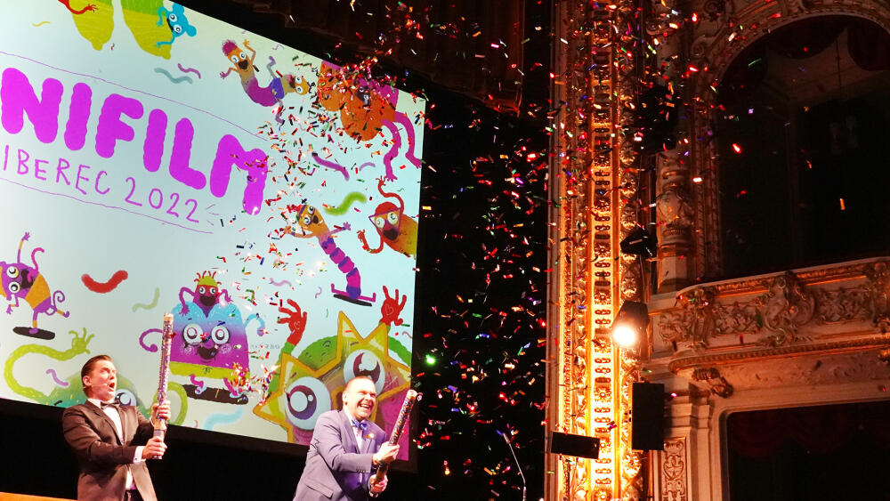 Ministr kultury Martin Baxa (vpravo) a Tomáš Měcháček, herec a tradiční moderátor festivalu, slavnostně otevírají Anifilm 2022.