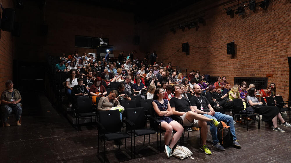 Malé divadlo, projekce soutěžních krátkých filmů. Je vyprodáno.
