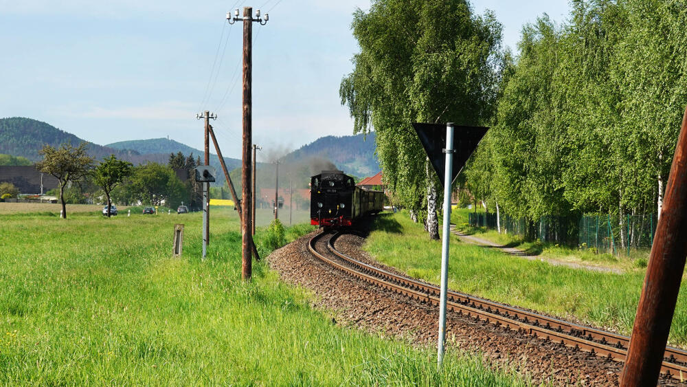 Ladislava Crhu vyhlížíme před nádražím Zittau Vorstadt. Mašina se, přesně podle jízdího řádu, vynořuje uprostřed luk pod malebným panoramatem Lužických hor s rozhlednou na Hvozdu (Hochwald).