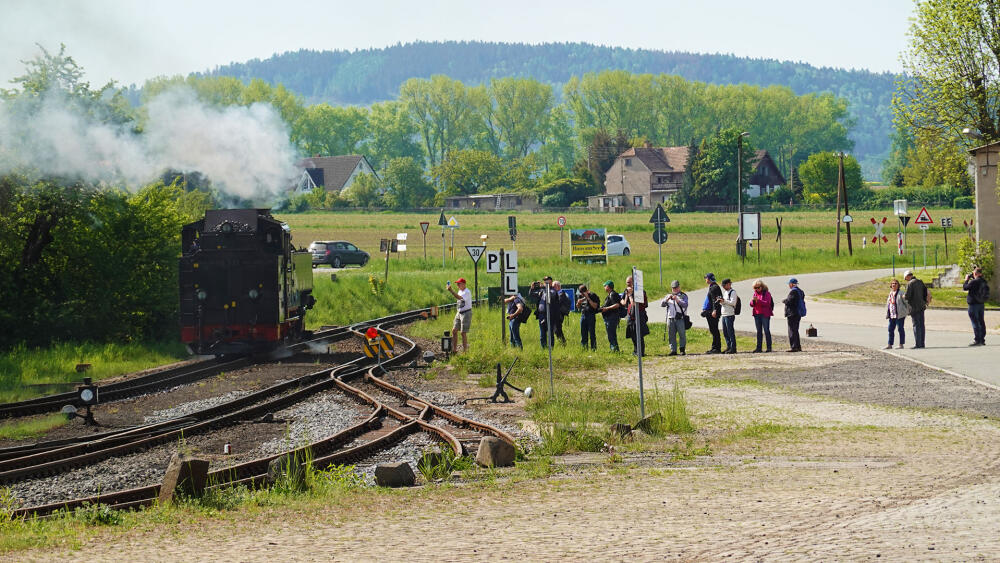 Než vlak vyrazí k další jízdě, je nutno lokomotivu přepřáhnout dopředu. Ačkoliv na žitavské úzkokolejce parní mašiny jezdí v rámci běžného jízdního řádu, tato operace fandy páry stále přitahuje.