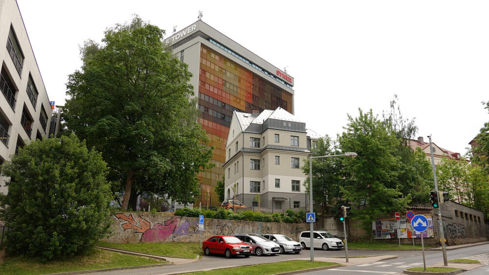 Pohled na dům od křižovatky Náchodské a Blažkovy ulice.