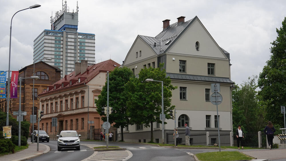 Pohled na zrekonstruovaný dům směrem z centra od parkovacího domu nad terminálem MHD.