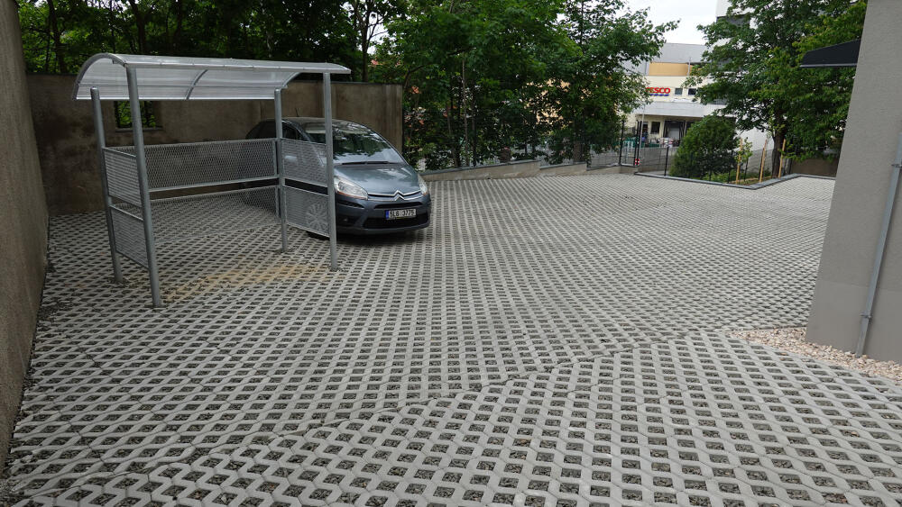 Každý byt má parkovací místo.