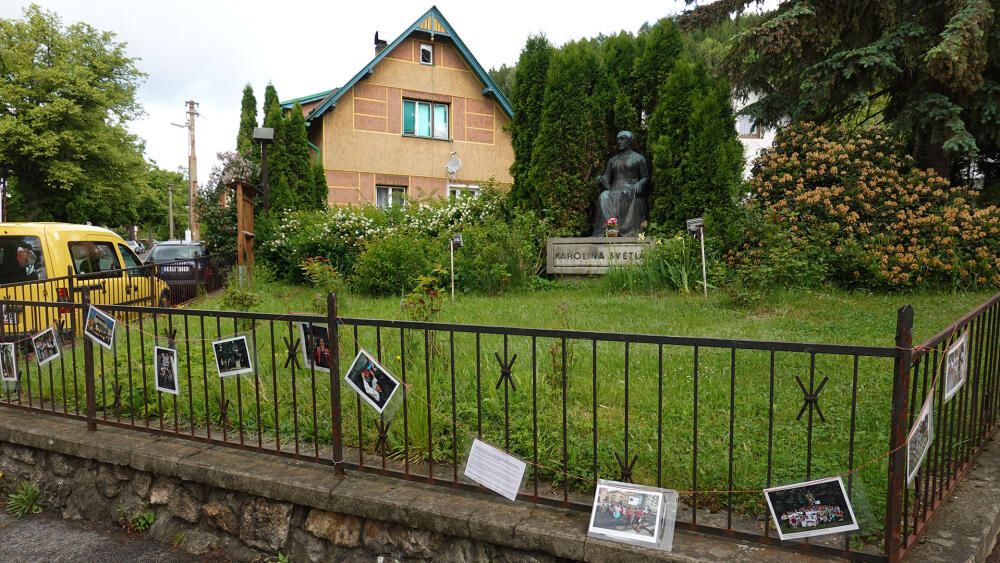 Parčík se sochou Karoliny Světlé. Zábradlí bylo ověšeno fotkami z pražské odnože festivalu.