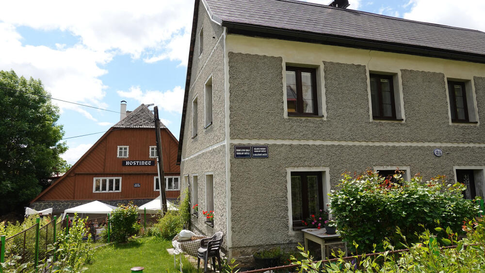 Na řadě domů jsou cedule s odkazy na dějiště konkrétních děl Světlé. Dům v popředí byl navíc prvním letním sídlem spisovatelky.