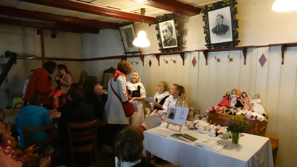 Interiér hostince s výstavkou panenek ušitých podle postav z podještědských povídek a románů Karoliny Světlé.